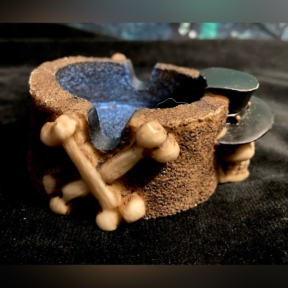 Vintage Skull and CrossBones Halloween Resin Ashtray - Picture 8 of 12
